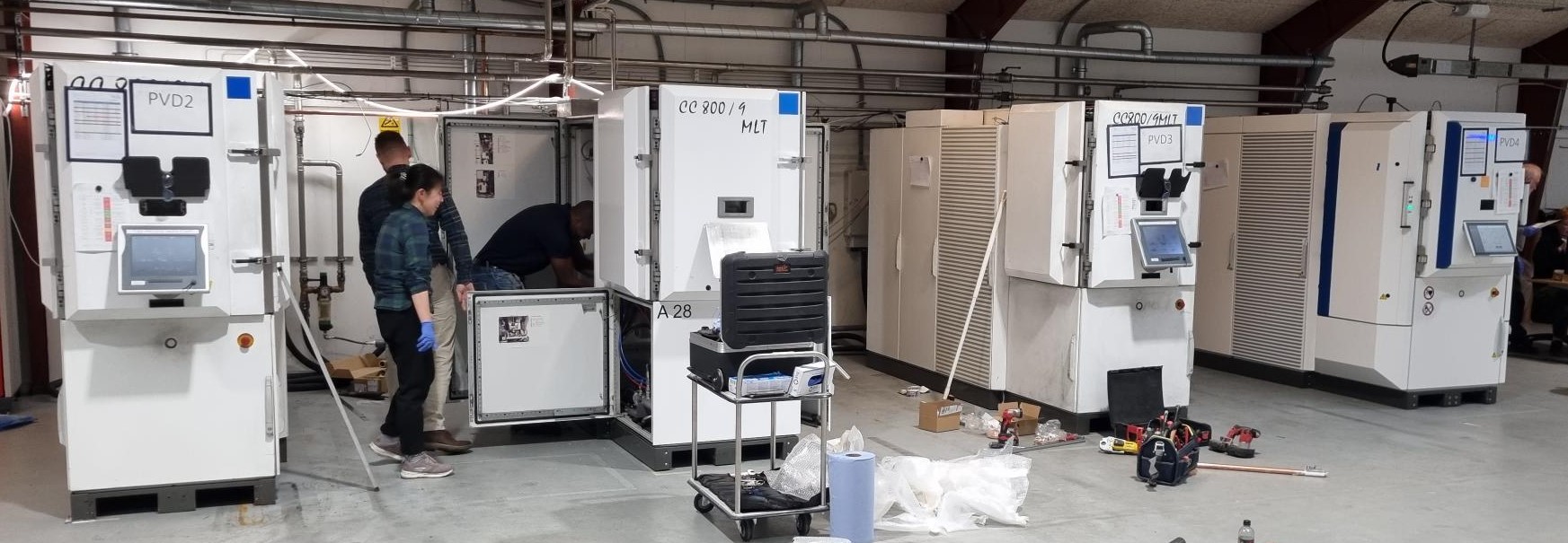 Installation of the new CemeCon CC 800/9 MLT PVD coating unit at the factory.